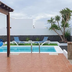 super-detached-private-villa-near-the-beach-heated-pool.in-canary-islands.com/